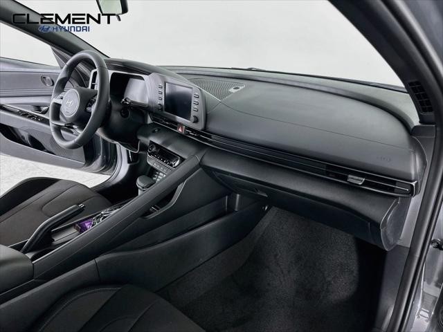 Hyundai Elantra Vehicle Full-screen Gallery Image 28