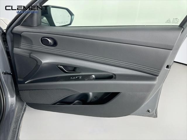 Hyundai Elantra Vehicle Full-screen Gallery Image 29
