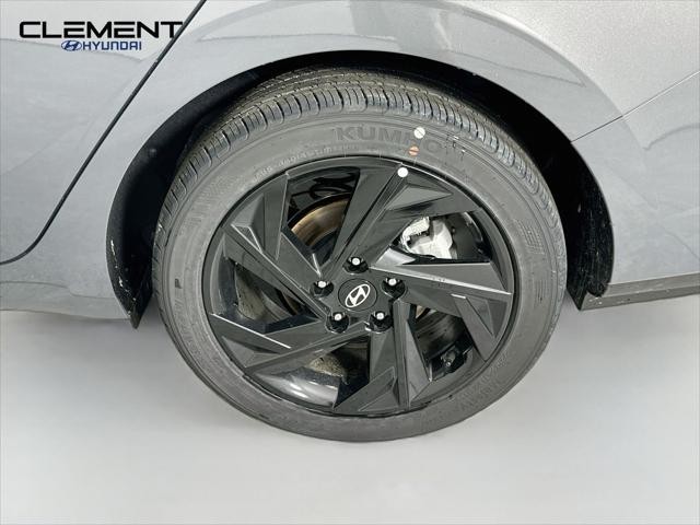 Hyundai Elantra Vehicle Full-screen Gallery Image 30