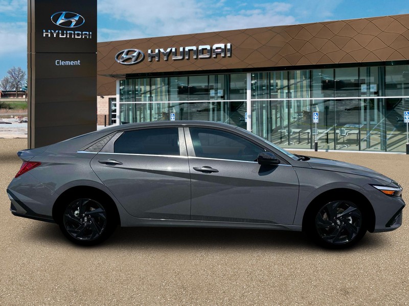 Hyundai Elantra Vehicle Image 09