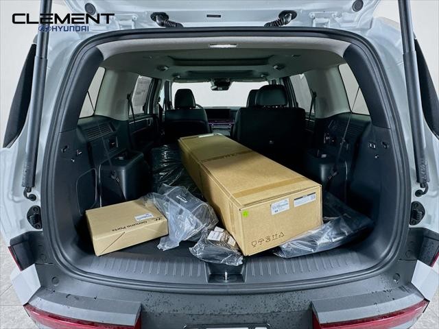 Hyundai Santa Fe Hybrid Vehicle Full-screen Gallery Image 9