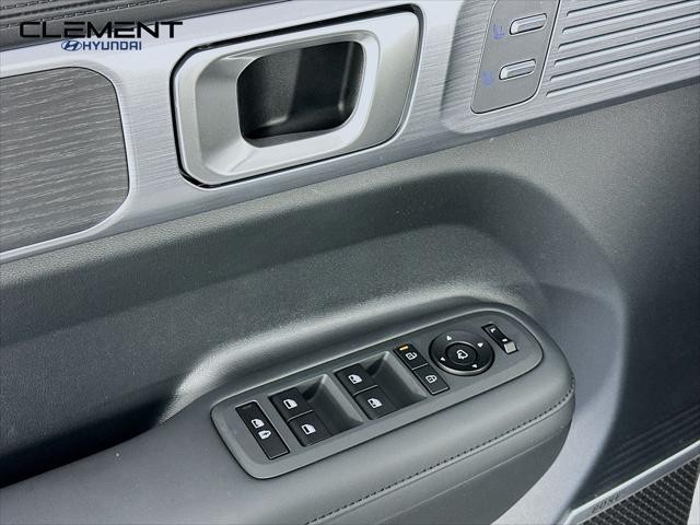 Hyundai Santa Fe Hybrid Vehicle Full-screen Gallery Image 24