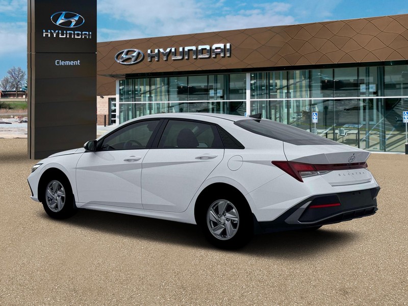 Hyundai Elantra Vehicle Full-screen Gallery Image 4
