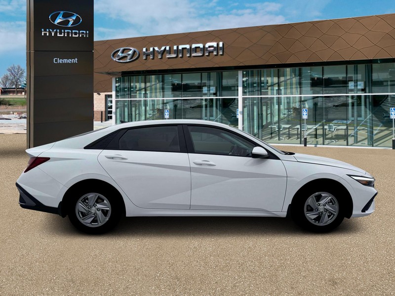 Hyundai Elantra Vehicle Full-screen Gallery Image 9