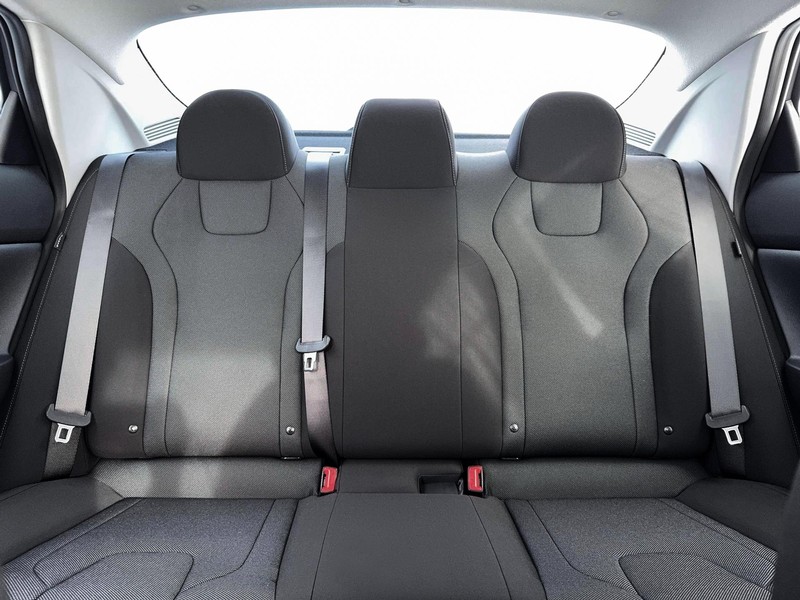 Hyundai Elantra Vehicle Full-screen Gallery Image 16