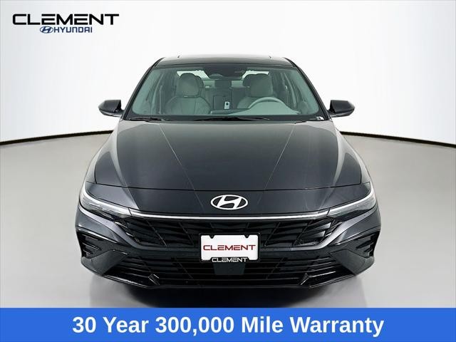 Hyundai Elantra Vehicle Full-screen Gallery Image 2