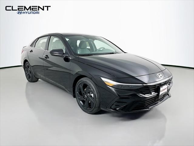 Hyundai Elantra Vehicle Full-screen Gallery Image 3