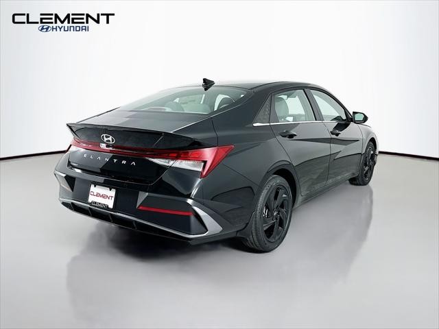 Hyundai Elantra Vehicle Full-screen Gallery Image 6