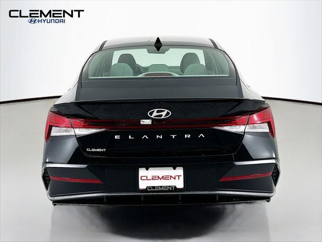 Hyundai Elantra Vehicle Full-screen Gallery Image 7