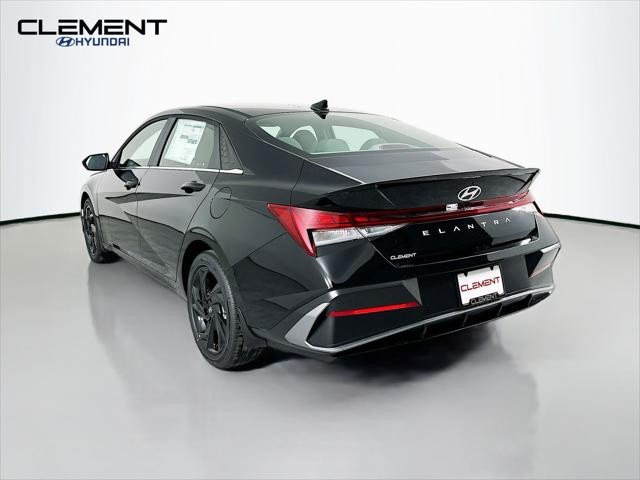 Hyundai Elantra Vehicle Full-screen Gallery Image 8