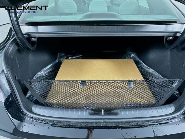 Hyundai Elantra Vehicle Full-screen Gallery Image 9
