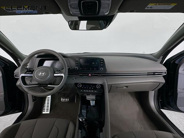 Hyundai Elantra Vehicle Full-screen Gallery Image 11