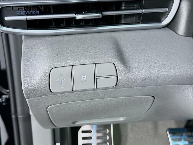 Hyundai Elantra Vehicle Full-screen Gallery Image 12