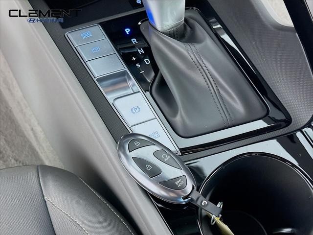 Hyundai Elantra Vehicle Full-screen Gallery Image 21