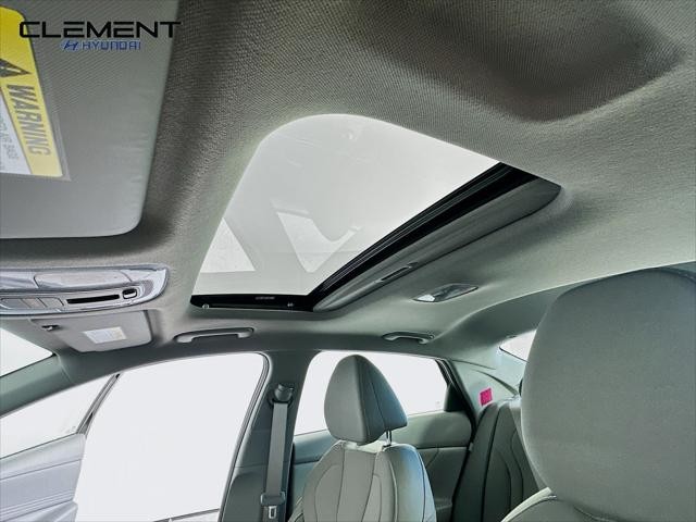 Hyundai Elantra Vehicle Full-screen Gallery Image 22