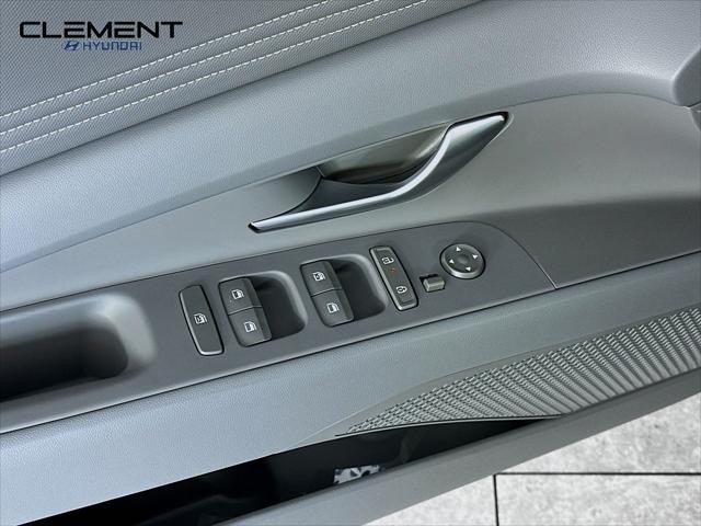 Hyundai Elantra Vehicle Full-screen Gallery Image 23