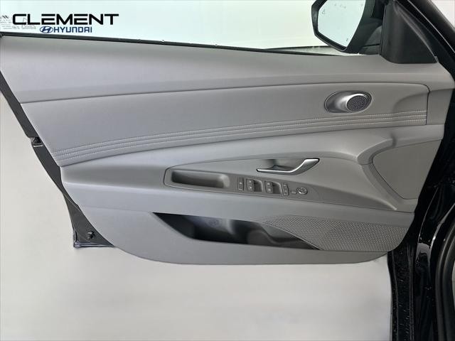 Hyundai Elantra Vehicle Full-screen Gallery Image 24