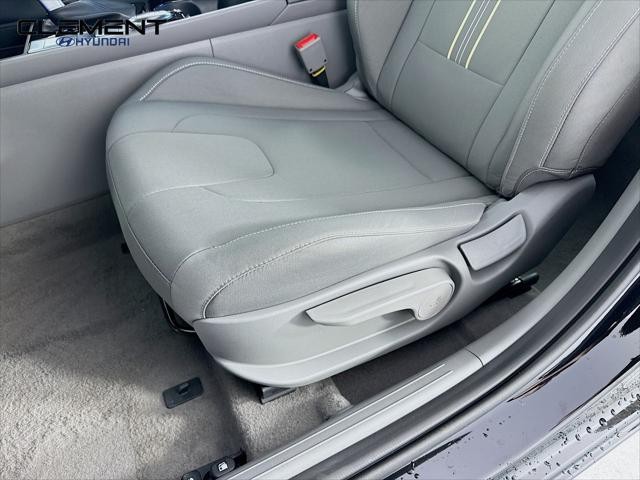 Hyundai Elantra Vehicle Full-screen Gallery Image 25