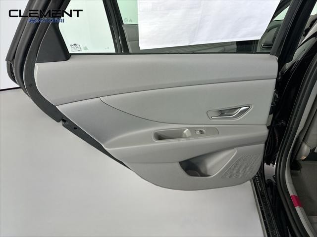 Hyundai Elantra Vehicle Full-screen Gallery Image 27