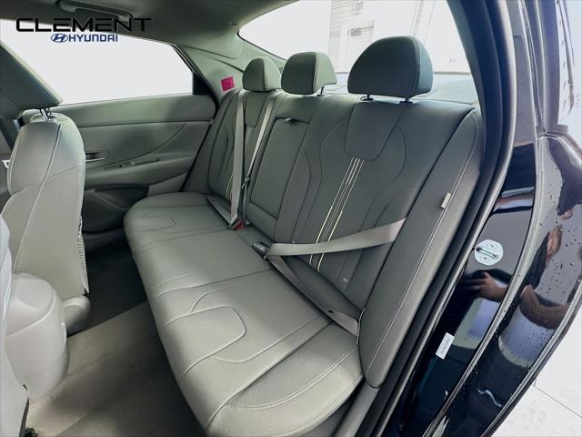Hyundai Elantra Vehicle Full-screen Gallery Image 28