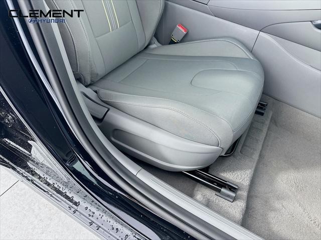 Hyundai Elantra Vehicle Full-screen Gallery Image 29