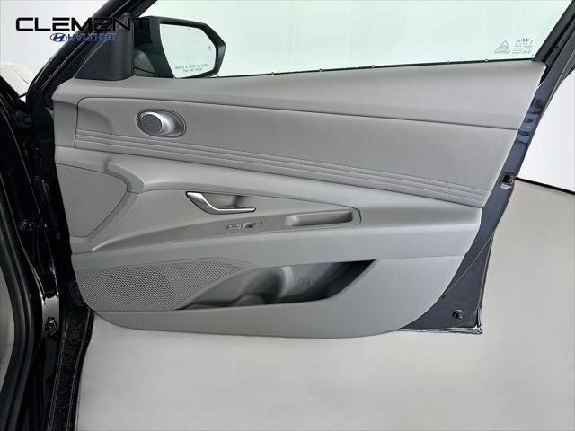 Hyundai Elantra Vehicle Full-screen Gallery Image 31