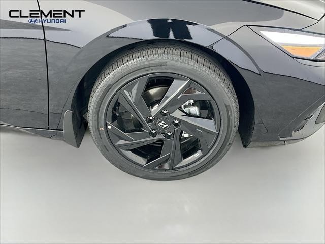 Hyundai Elantra Vehicle Full-screen Gallery Image 32