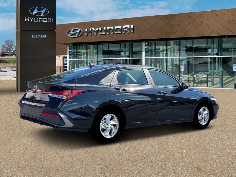Hyundai Elantra Vehicle Full-screen Gallery Image 8