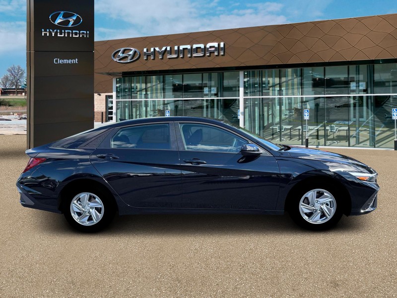Hyundai Elantra Vehicle Full-screen Gallery Image 9