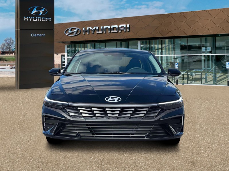 Hyundai Elantra Vehicle Full-screen Gallery Image 12