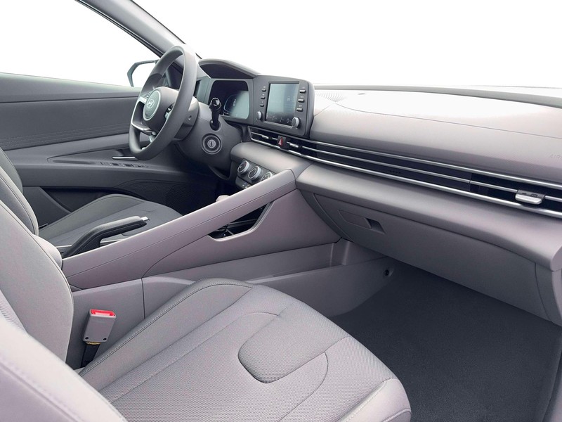 Hyundai Elantra Vehicle Full-screen Gallery Image 15