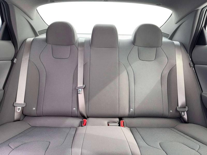 Hyundai Elantra Vehicle Full-screen Gallery Image 16