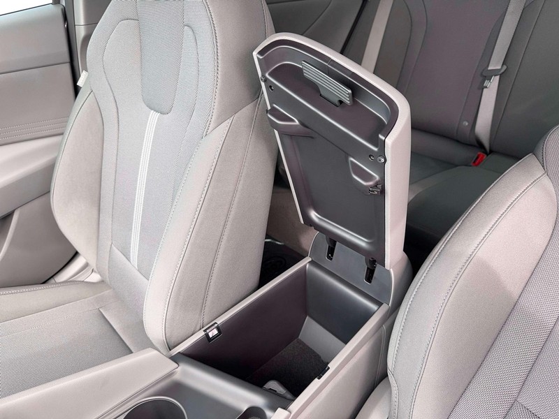 Hyundai Elantra Vehicle Full-screen Gallery Image 18