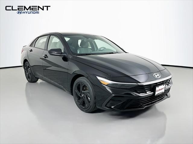 Hyundai Elantra Vehicle Full-screen Gallery Image 3