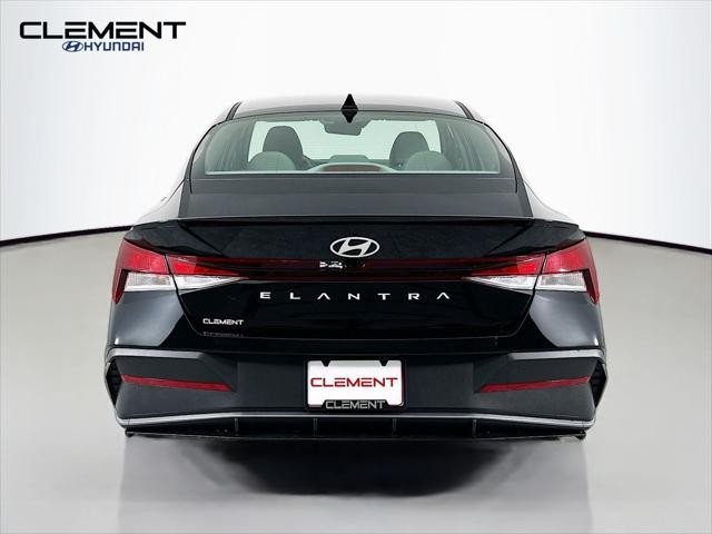 Hyundai Elantra Vehicle Full-screen Gallery Image 7