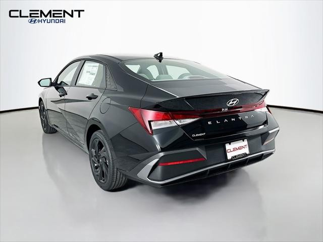 Hyundai Elantra Vehicle Full-screen Gallery Image 8
