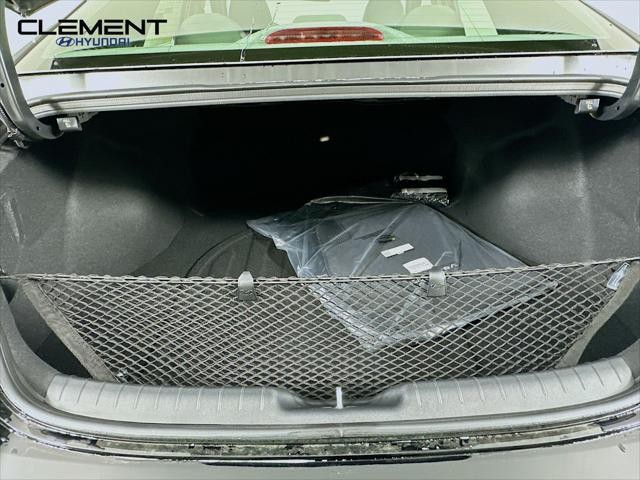 Hyundai Elantra Vehicle Full-screen Gallery Image 9