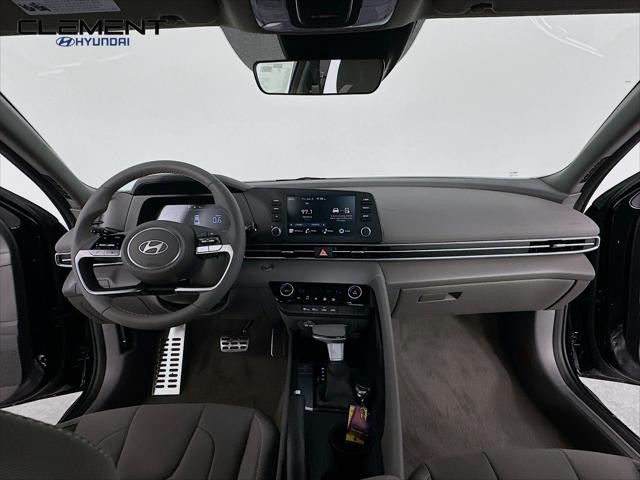 Hyundai Elantra Vehicle Full-screen Gallery Image 11