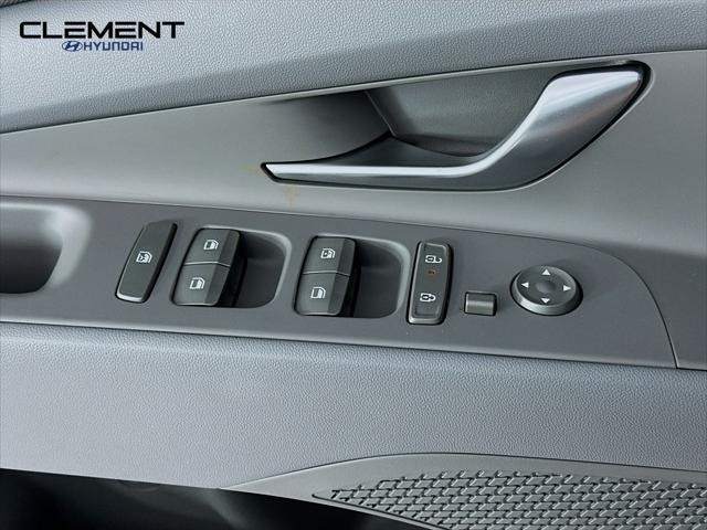 Hyundai Elantra Vehicle Full-screen Gallery Image 21