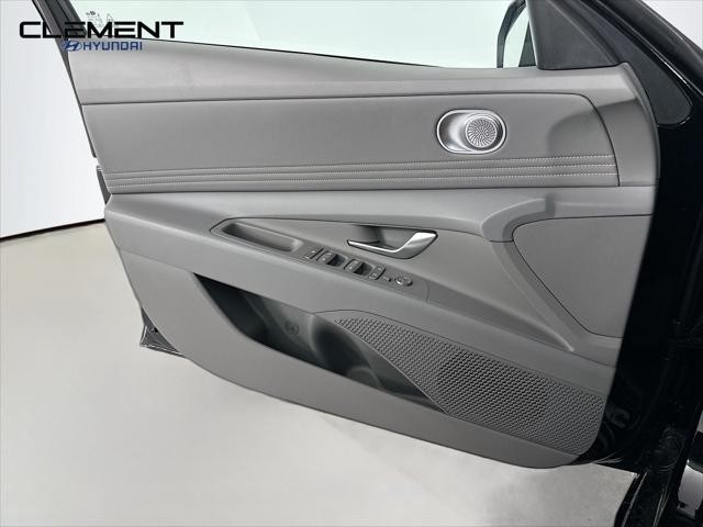 Hyundai Elantra Vehicle Full-screen Gallery Image 22