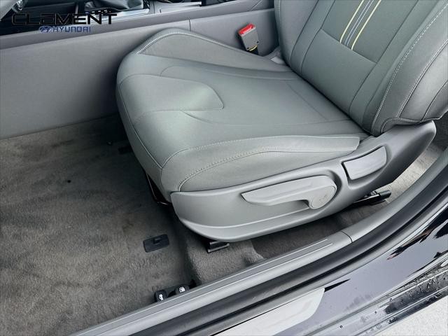 Hyundai Elantra Vehicle Full-screen Gallery Image 23