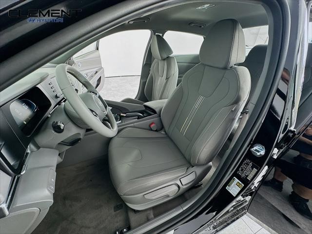 Hyundai Elantra Vehicle Full-screen Gallery Image 24