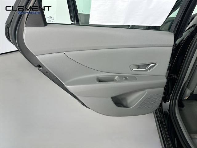 Hyundai Elantra Vehicle Full-screen Gallery Image 25