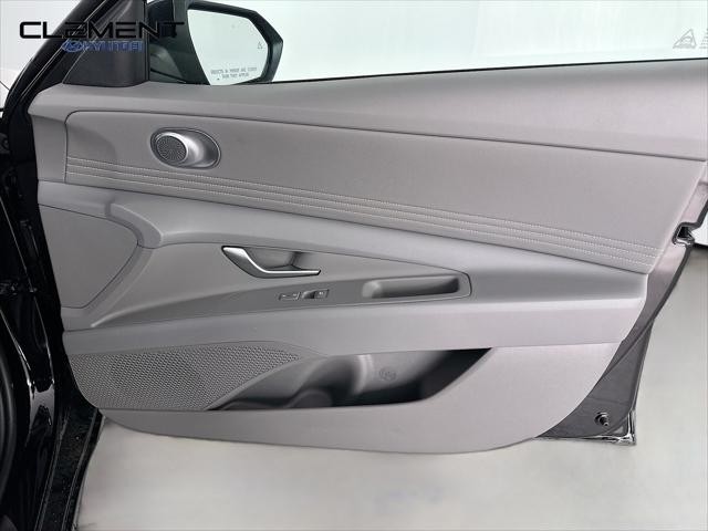 Hyundai Elantra Vehicle Full-screen Gallery Image 29