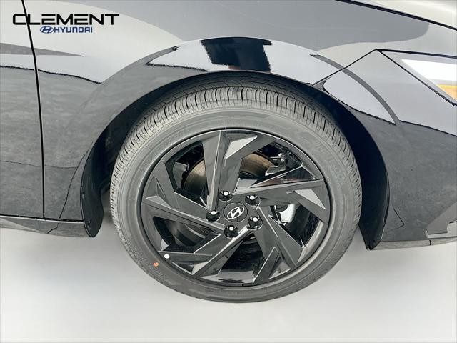 Hyundai Elantra Vehicle Full-screen Gallery Image 30