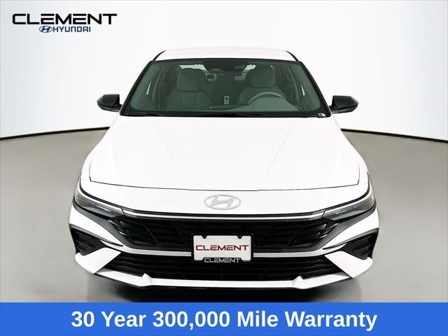 Hyundai Elantra Vehicle Full-screen Gallery Image 2