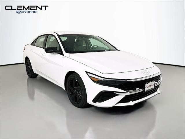 Hyundai Elantra Vehicle Full-screen Gallery Image 3