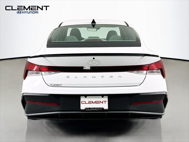 Hyundai Elantra Vehicle Full-screen Gallery Image 7