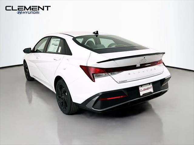 Hyundai Elantra Vehicle Full-screen Gallery Image 8