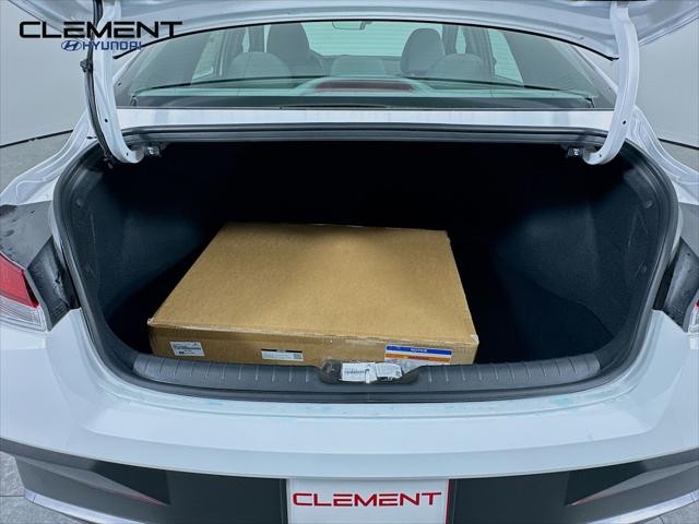 Hyundai Elantra Vehicle Full-screen Gallery Image 9